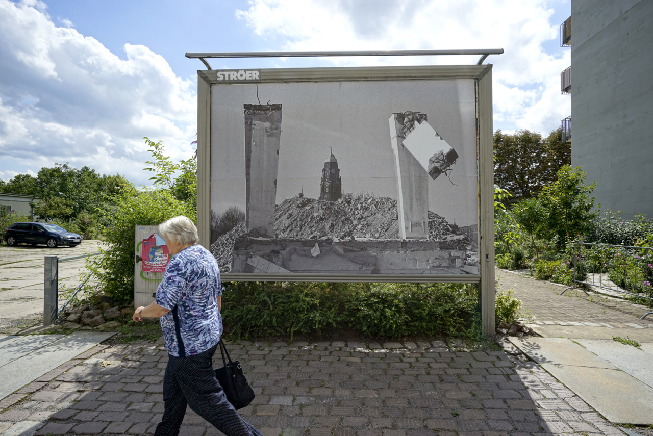 2 min ago - DUESSELDORF PHOTO PANELS DISPLA(Y)CED 2107